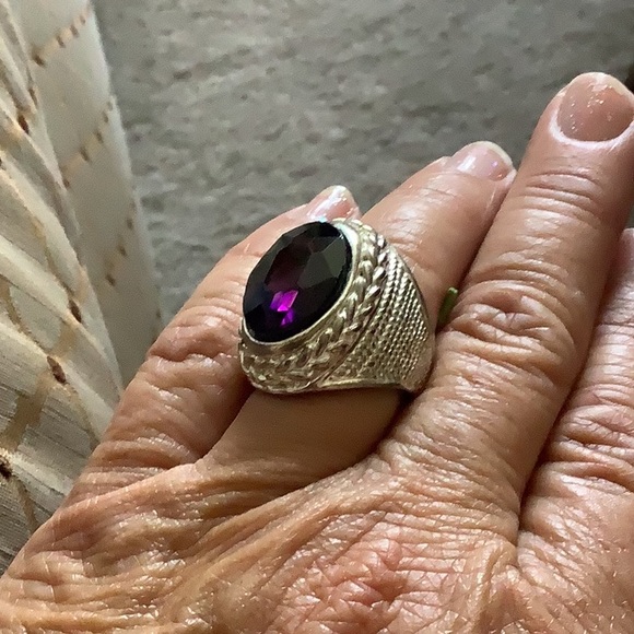 Ring purple stone silver ring size 7 great cond. Comes in a ring box - Picture 5 of 5